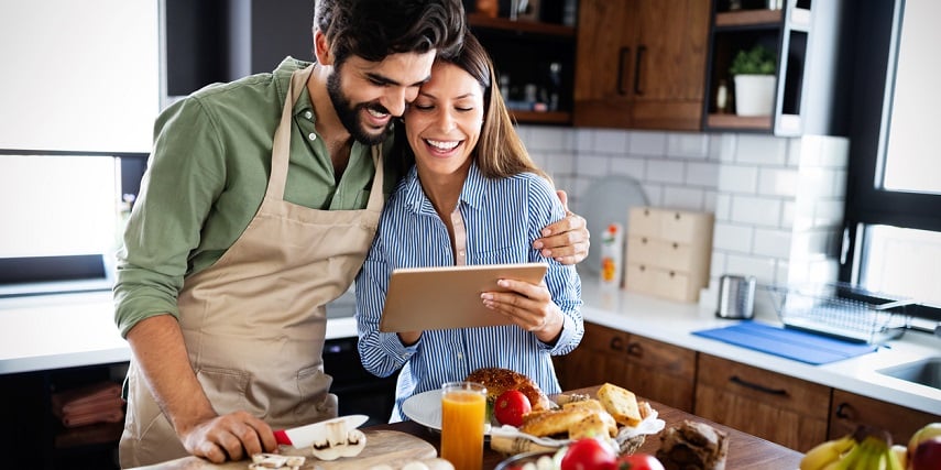 Couple looking at New Years resolution deals through an SAP product configuration tool