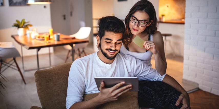 Couple shopping for a new couch in a couch configurator