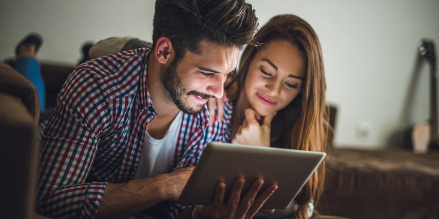 Couple shopping for new furniture in an SAP product configurator