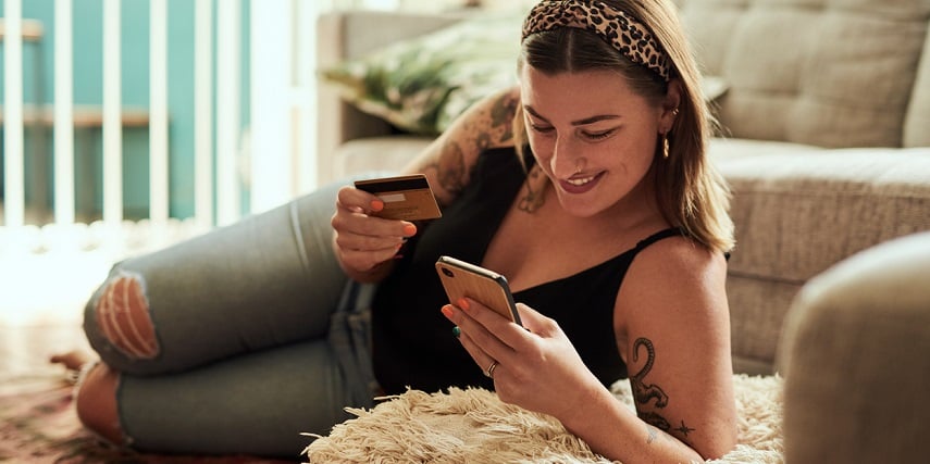 Customer browsing for rings through a 360-degree product viewer