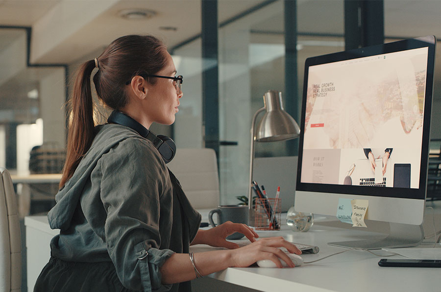 lean_commerce_woman_on_computer