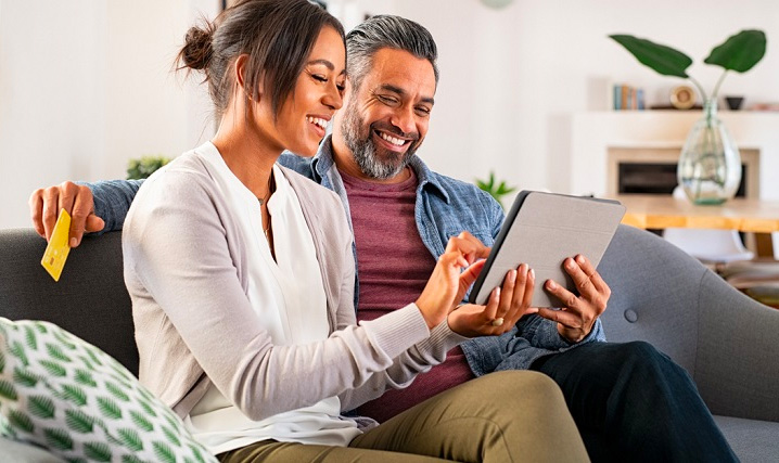 couple_making_purchase_ecommerce-longer