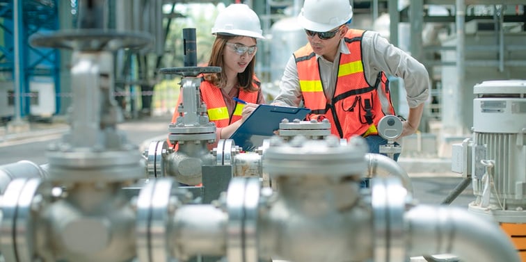 Factory operators ordering more industrial cylinders in a 3D cylinder configurator