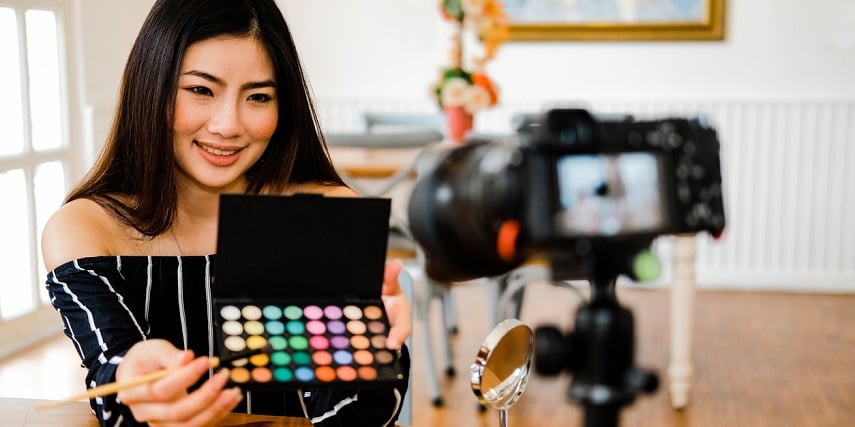 Influencer showcasing a palette of makeup customized with an SAP product configuration tool