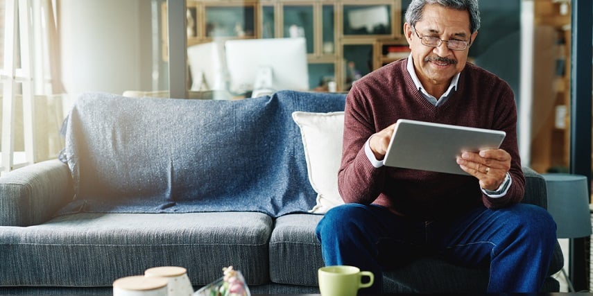 Man shopping through at 3D product configurator instead of an outdated 360 product view Flash tool