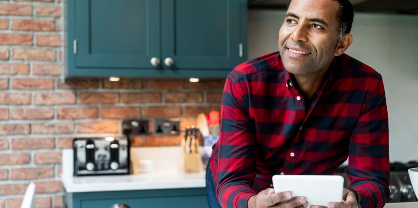 Man using product customization tools to visualize new cookware for his kitchen