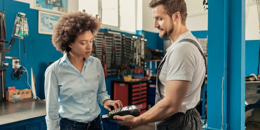 Mechanic and customer in an organized garage with carts and shelves created through a visual configurator