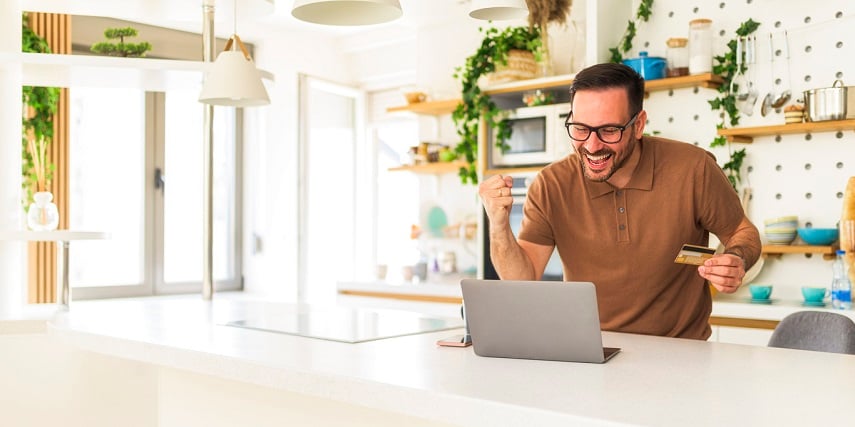 Online shopper finding the perfect purchase through 3D for eCommerce