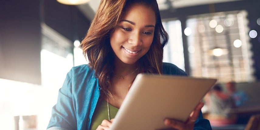 Shopper browsing  on a site with a visual configurator in a coffee shop