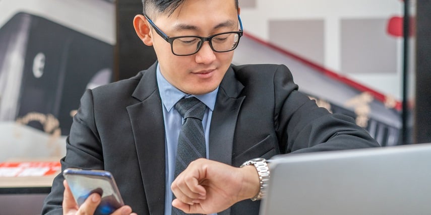 Shopper checking the date before buying a product through a WooCommerce product configurator