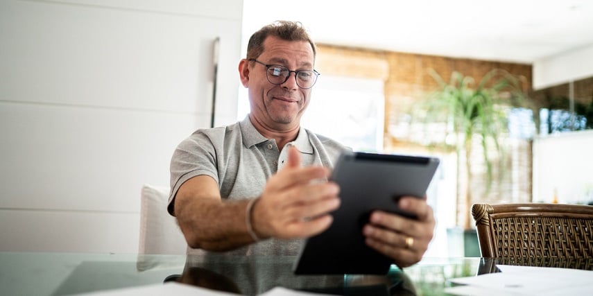 Shopper enjoying product configuration experiences at home