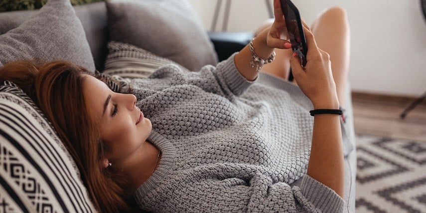 Shopper relaxing and browsing through a HTML 360 product viewer