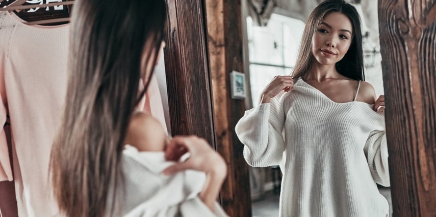 Shopper trying on an oversized shirt at home without 3D for fashion modeling