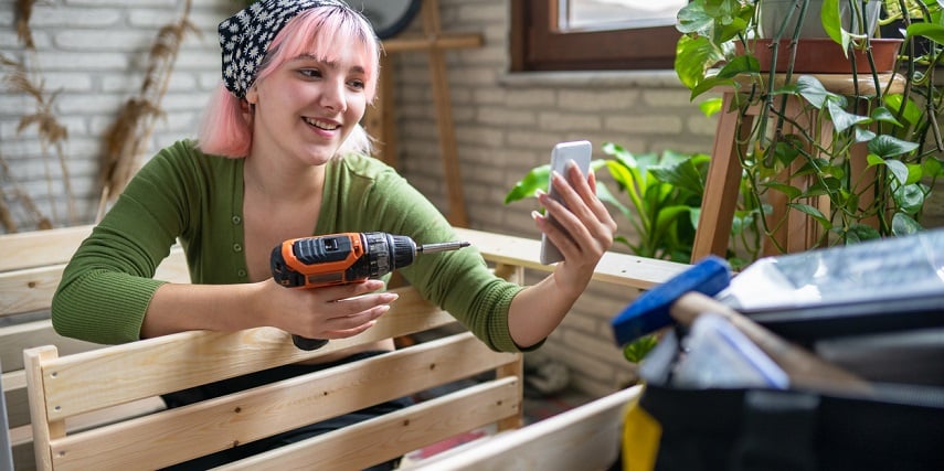 Shopper using an assembly guide constructed from 3D product images