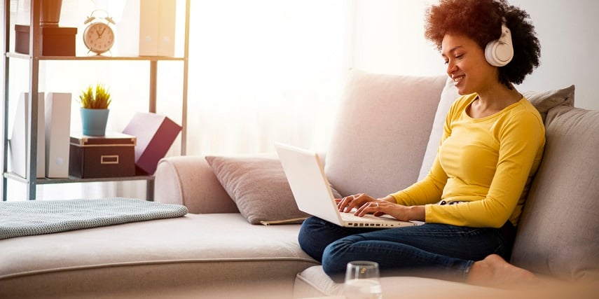 Shopper using keyboard controls to navigate online shopping