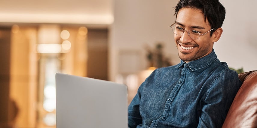 Shopper using visual configuration tools on a laptop