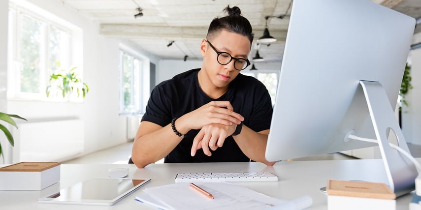 Shopper waiting for a site without virtual photography to load